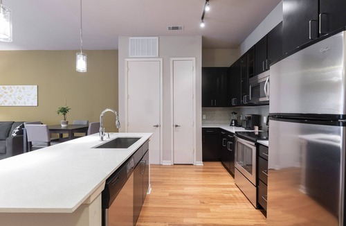 Texas Medical Center Condo | Luxury Med Center Fully Equipped King Sized Bed Condos