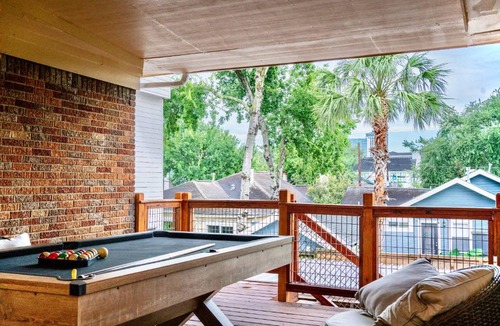 Montrose House | Luxury Montrose Condo with Pool Table Free Wine & Balcony