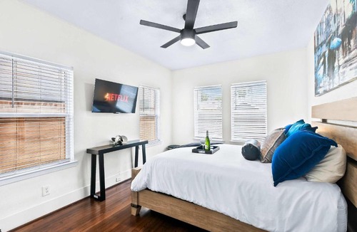 Montrose House | Luxury Montrose Condo with Pool Table Free Wine & Balcony
