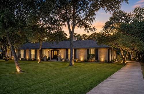 Bulverde House | Luxury Oak Escape l Hot Tub & Nature &Game Room