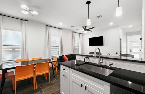 Tobin Hill House | Luxury Pearl District Townhome- Walk to Dining & Riverwalk- CASA A