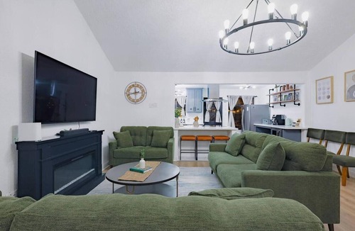 Clodine House | Luxury retreat 16 Guests Game room Gym Outdoor oasis NRG