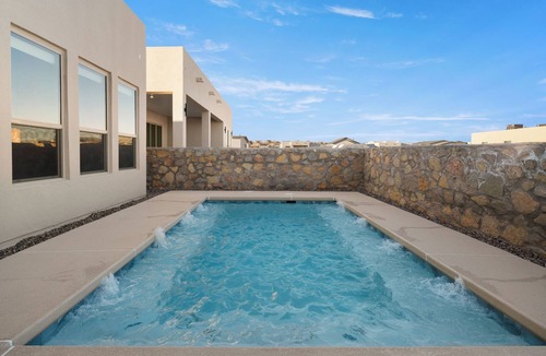 Biggs Field House | Luxury Retreat Huge Hot Tub/Pool! No Hidden Fees