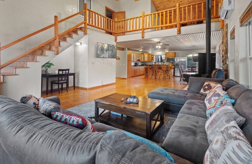 Red River House | "Luxury Riverfront Cabin "Moe's Riverside Lodge" Pool Table-AC-On the River-Pet Friendly