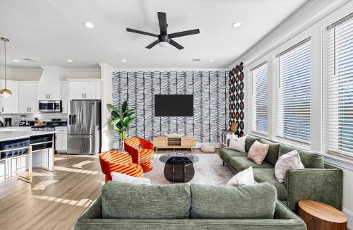 South Central Houston House | Luxury Rooftop Escape with Mini Golf & Movie Nights