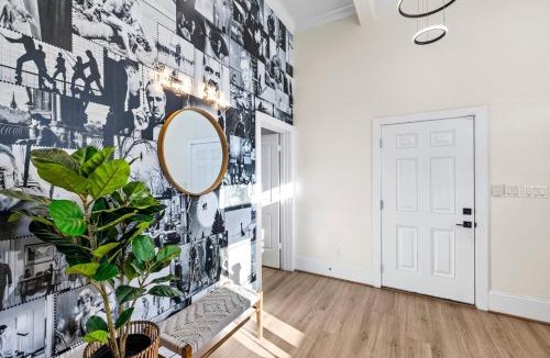 South Central Houston House | Luxury Rooftop Escape with Mini Golf & Movie Nights