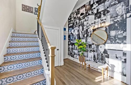 South Central Houston House | Luxury Rooftop Escape with Mini Golf & Movie Nights