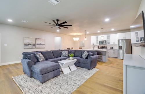 Central Arlington House | Luxury Rooftop Retreat - Near AT&T & Six Flags