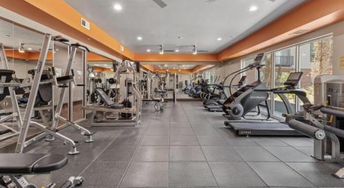 Deep Ellum Apartment | Luxury Skyline Escape, FIFA World Cup, King Bed, DT View, Sauna