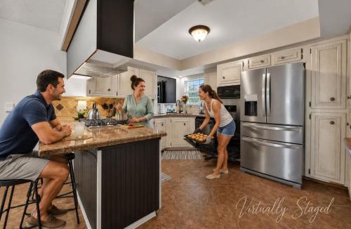 El Lago House | Luxury Stay Pool Firepit Game Room & BBQ