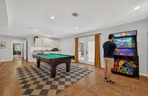 El Lago House | Luxury Stay Pool Firepit Game Room & BBQ