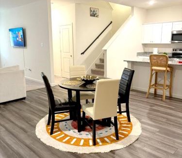 Weston Apartment | Luxury Suites 5-Bed Room 4-Bath