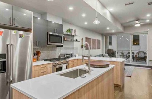 West Colfax House | Luxury Townhouse w/Rooftop Hot Tub & Mountain Views