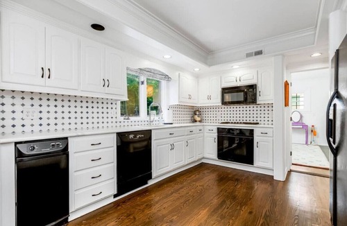 Fairway House | Luxury Tudor w/3 Kings, Playroom, Yard; 5min to Plaza