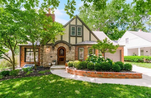 Fairway House | Luxury Tudor w/3 Kings, Playroom, Yard; 5min to Plaza