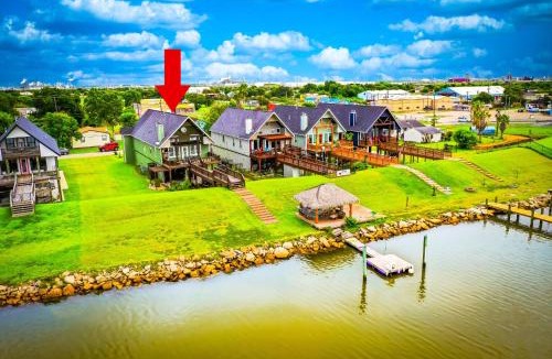 Freeport Villa | Luxury Waterfront Home Family and Pet Friendly Near Surfside Beach 11 Mins