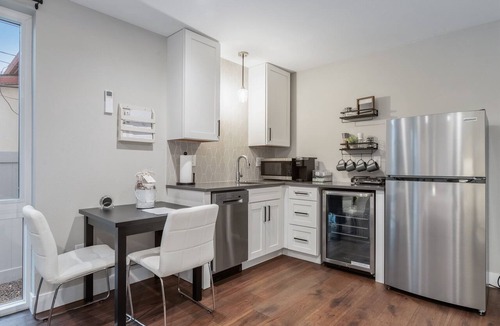 Sunnyside Apartment | LuxuryDenver 750 Sq. Ft. Private Suite + Hot Tub - Downtown Denver