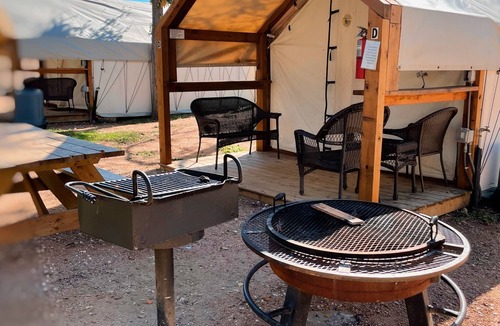 Prairie Lea Cabin | #M Son's Blue River Camp - Glamping Cabin w/2 Queen Beds