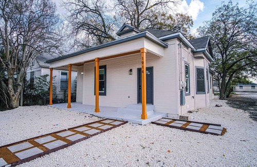 Near East Side Cottage | Magnificent 4BR Near Famous Riverwalk and Downtown