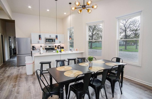 Eastside Promise Neighborhood House | Magnificent 4BR Near Famous Riverwalk and Downtown
