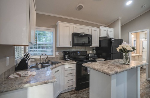 Royal Cottage | Magnolia Cottage at Safe Harbor Brady Mountain on Lake Ouachita!