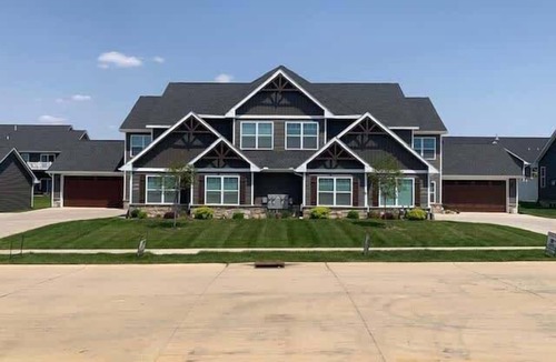 Bettendorf Apartment | Main Floor charming 2 Bedroom Condo with King master suite in Bettendorf
