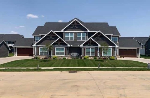 Bettendorf Apartment | Main Floor charming 2 Bedroom Condo with King master suite in Bettendorf