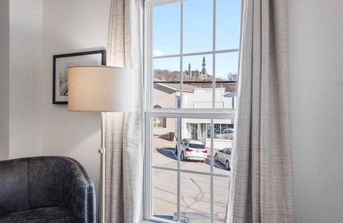 Parkville Apartment | Main Street Stay 1BR KingBed Walkable Shops