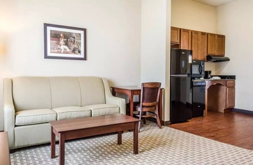 Hackberry Hotel | MainStay Suites Hackberry Sportsman's Lodge
