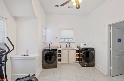 Southside House | Majestic 6BR Victorian Sleeps 25 with Arcade, 85" TV, BBQ, Air Hockey, Ping Pong