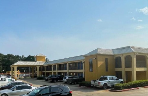 Longview Hotel | Majestic Inn