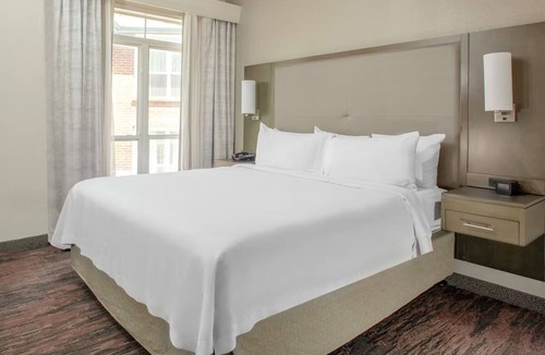 Las Colinas Hotel | Mandalay Canal Walk 2BR Ste Breakfast, Pool&Gym