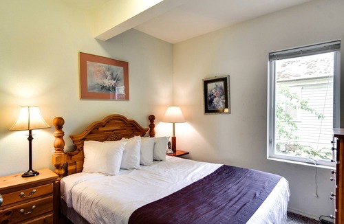 West Central Apartment | Maple Leaf Manor Suites - 2 bedroom Apartment queen ground floor
