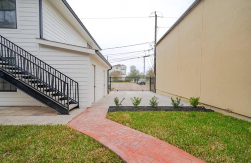 South Central Houston Apartment | Med Center Posh Flat* 15 min to NRG & HOU * Family Friendly