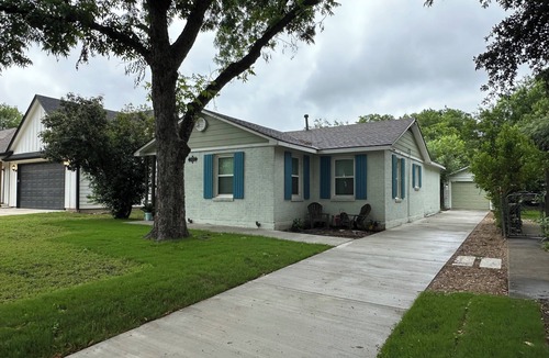 Fort Worth House | Meet Bee Agape: Kitschy Cottage, Wow-y yard! ~1 mile to TCU; 25 mins to Cowboys!