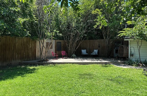 Fort Worth House | Meet Bee Agape: Kitschy Cottage, Wow-y yard! ~1 mile to TCU; 25 mins to Cowboys!