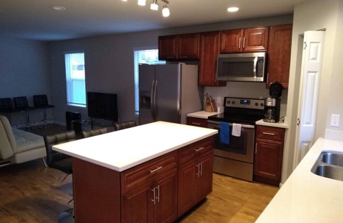 Renton House | ⁂ Memory Foam Bed, Blackout Curtains & Smart TV