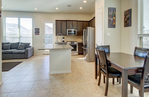 Richmond House | Meticulously-maintained 3-BR Home w/ Backyard - Double Story
