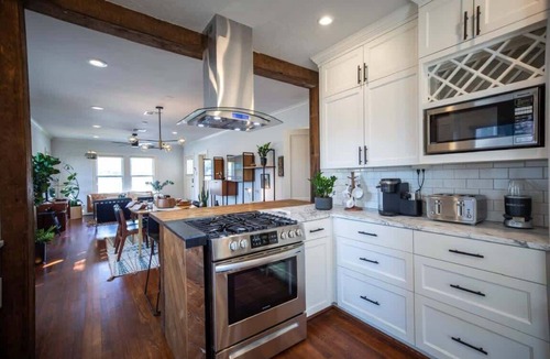 Woodland Heights House | mid-century home w/hot tub, walk to restaurants