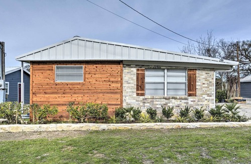 Clifton House | Mid-Century Lake Whitney Home w/ Dock + Yard