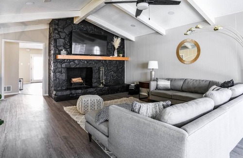 Ransom Canyon House | Mid-Century Modern Lakeview Retreat Remodeled