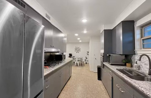Tokio House | Midcentury Retreat 4bdr 6 Beds Gym + Yard