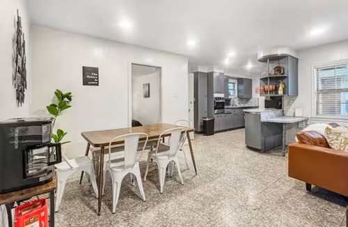 Tokio House | Midcentury Retreat 4bdr 6 Beds Gym + Yard