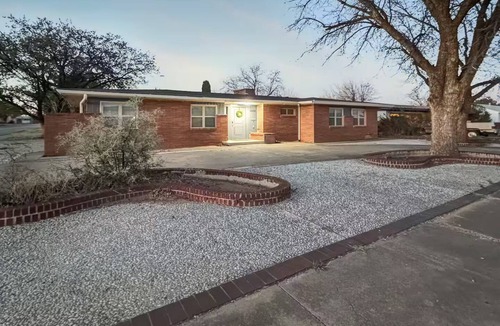 Tokio House | Midcentury Retreat 4bdr 6 Beds Gym + Yard