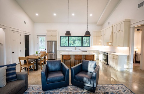 Hearne House | Midnight Oaks Retreat features privacy, and abundant space for r&r