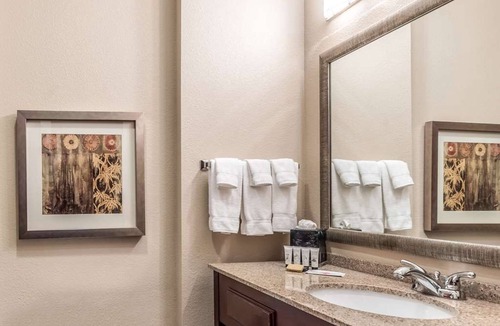 Mineral Wells Hotel | Mineral Wells Getaway at Red Lion Inn & Suites Mineral Wells! Free Breakfast!