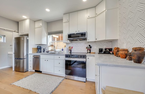 Mid-Beacon Hill House | ‘Mini Pearl’ Sleek Seattle Gem 3 Mi to Lumen Field