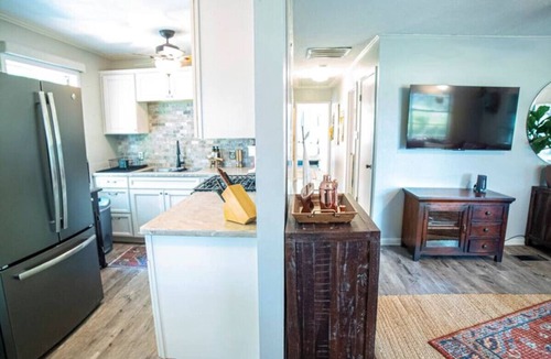 Burton House | Mins to Round Top, Retreat beneath the live oaks
