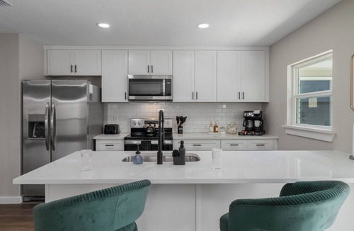 Grand Prairie House | mins to stadium -Speakeasy-game room-Gatsby themed-heated cowboy pool-arcade