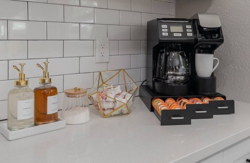 Grand Prairie House | mins to stadium -Speakeasy-game room-Gatsby themed-heated cowboy pool-arcade